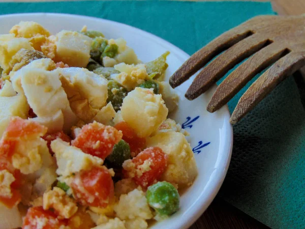 Rustik ahşap bir masa üzerinde Rus salatası.