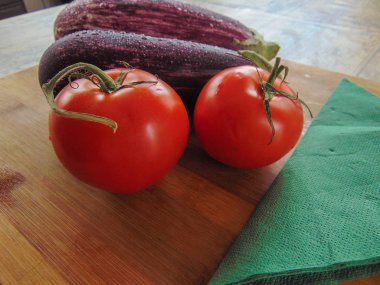 Patlıcan domates bir rustik ahşap tahta üzerinde.