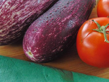 Patlıcan domates bir rustik ahşap tahta üzerinde.