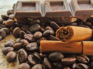 Çikolata ve tarçın ahşap rustik tahtası ile kahve çekirdekleri.