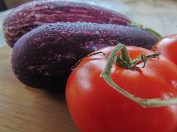 Berinjelas Com Tomates Uma Tábua Madeira Rústica — Fotografia de Stock