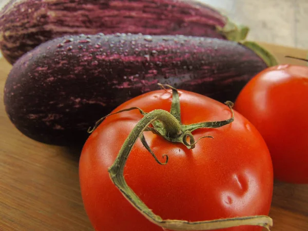 Patlıcan domates bir rustik ahşap tahta üzerinde.