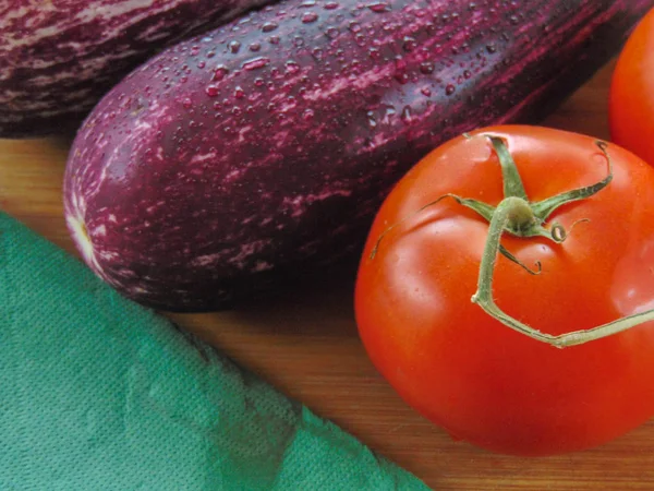 Patlıcan domates bir rustik ahşap tahta üzerinde.