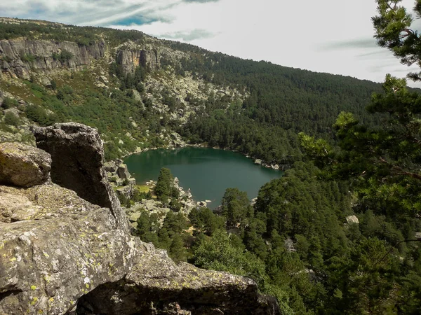 Huesca ormanda çevrili etkileyici Gölü.