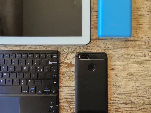 Ofis masaları ile tablet, klavye ve taşınabilir pil.