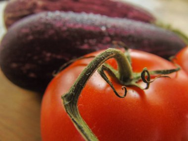 Patlıcan domates bir rustik ahşap tahta üzerinde.