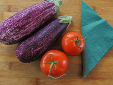 Patlıcan domates bir rustik ahşap tahta üzerinde.