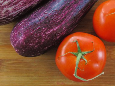 Patlıcan domates bir rustik ahşap tahta üzerinde.