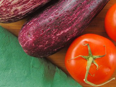 Patlıcan domates bir rustik ahşap tahta üzerinde.