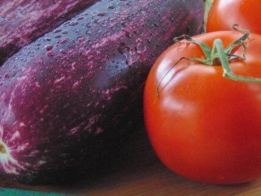 Patlıcan domates bir rustik ahşap tahta üzerinde.