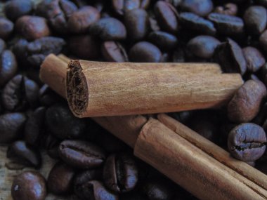 Çikolata ve tarçın ahşap rustik tahtası ile kahve çekirdekleri.