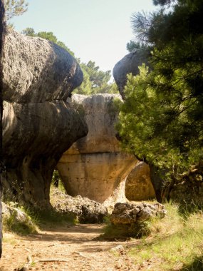 Huesca doğada büyük taşlar.