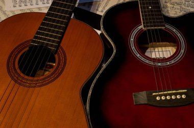 Puanları iki gitar bir akustik ve başka bir masada İspanyolca.