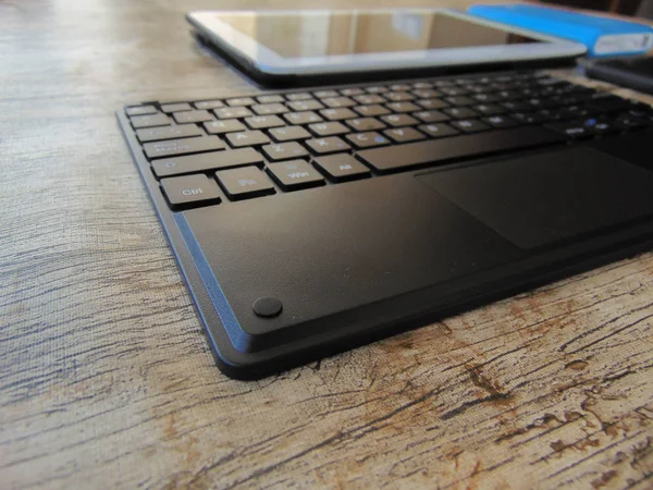 Ofis masaları ile tablet, klavye ve taşınabilir pil.