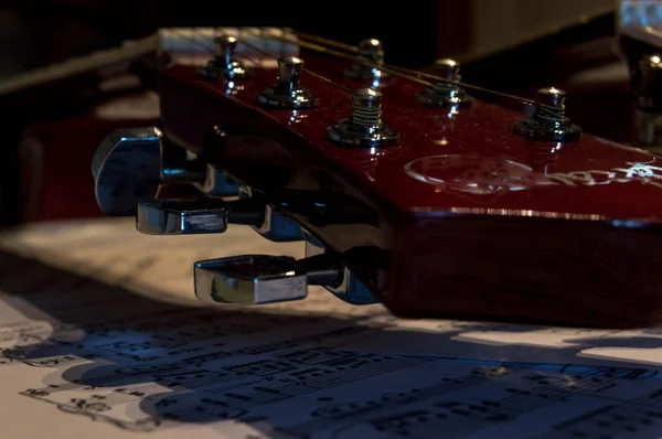 Deux Guitares Une Acoustique Une Espagnole Sur Une Table Avec — Photo