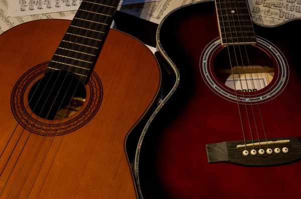 Puanları iki gitar bir akustik ve başka bir masada İspanyolca.