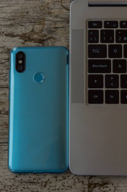 Bir tablodaki teknolojik nesneler.