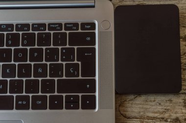 Bir tablodaki teknolojik nesneler.