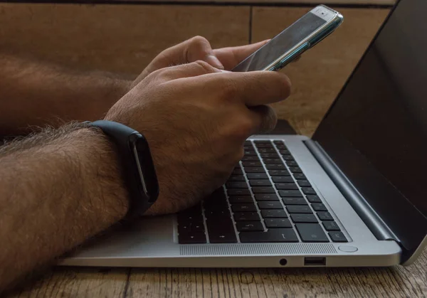 Technological objects in a table.