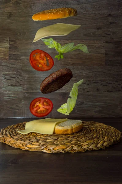 Rustik arka planda tam hamburgercide.