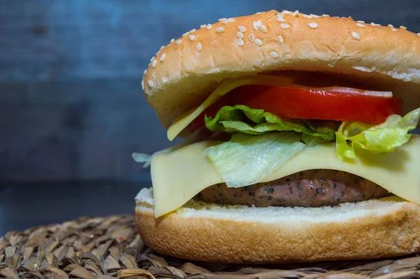 Rustik arka planda tam hamburgercide.