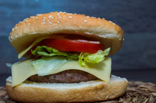 Rustik arka planda tam hamburgercide.