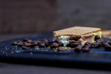 Waffle ve kahve çekirdekleri yanında vanilya, çikolata ve dondurma kesme.
