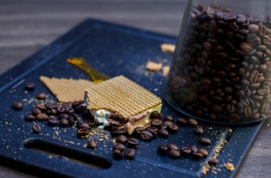 Waffle ve kahve çekirdekleri yanında vanilya, çikolata ve dondurma kesme.