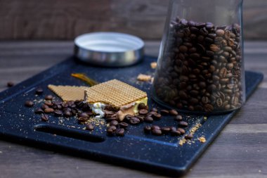 Waffle ve kahve çekirdekleri yanında vanilya, çikolata ve dondurma kesme.