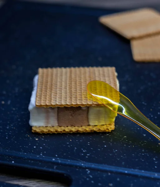 Waffle yanında vanilya, çikolata ve dondurma kes.