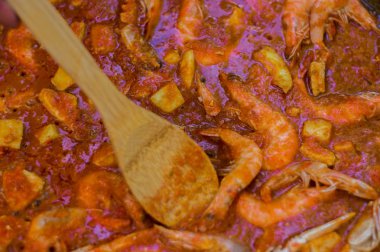 Onun paella tavada Deniz Ürünleri paella.