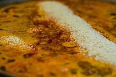 Pirinç düşerken onun paella tavada Deniz Ürünleri paella.