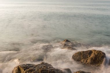 Bazı kayalarda ipek efekti fotoğrafçılığı.