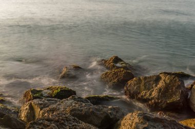 Bazı kayalarda ipek efekti fotoğrafçılığı.