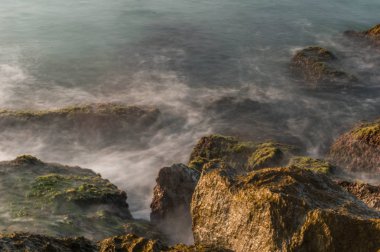 Bazı kayalarda ipek efekti fotoğrafçılığı.