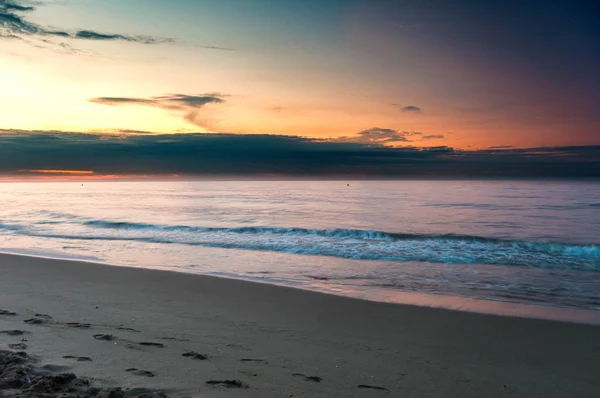 Paesaggio foto della spiaggia di Port Ginesta a Barcellona . — Foto Stock