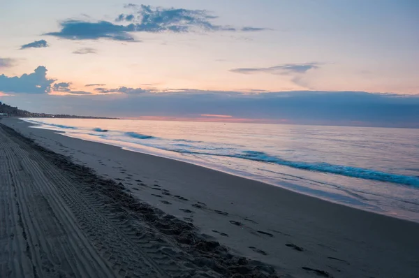 Paesaggio foto della spiaggia di Port Ginesta a Barcellona . — Foto Stock