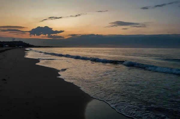 Paesaggio foto della spiaggia di Port Ginesta a Barcellona . — Foto Stock