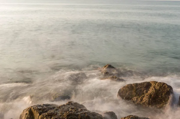 Bazı kayalarda ipek efekti fotoğrafçılığı.