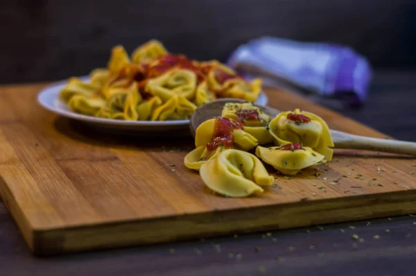 Deska z masa ravioli s rajčaty — Stock fotografie