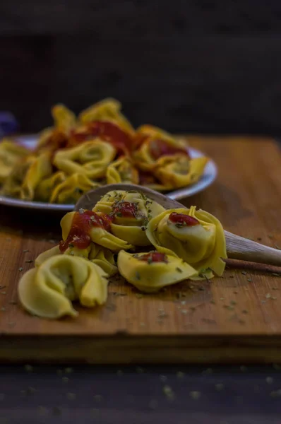 토마토를 곁들인 고기 라비올리 접시 — 스톡 사진