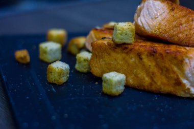 Kruton lu ızgara somon.