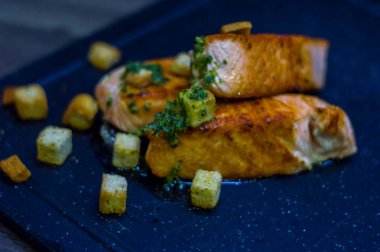 Kruton lu ızgara somon.