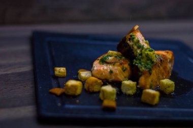 Kruton lu ızgara somon.