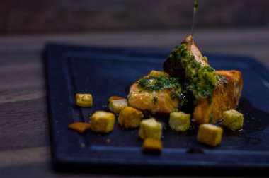 Kruton lu ızgara somon.