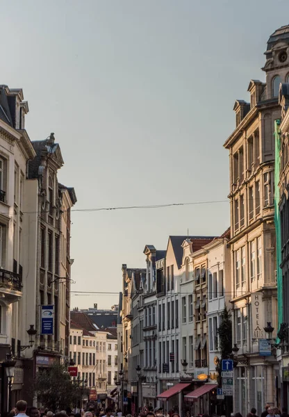 Gatuvy över några byggnader i centrala Bryssel. — Stockfoto