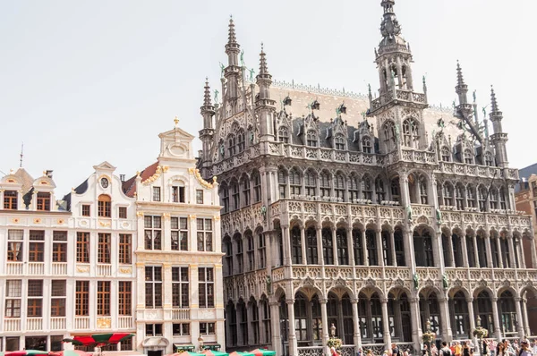 Brüksel'in merkezindeki bazı binaların sokak manzarası.