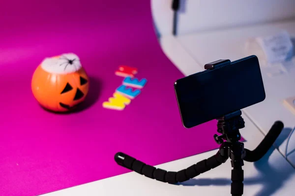 Fotografia de uma mesa com objetos de Halloween preparados para serem fotografados . — Fotografia de Stock