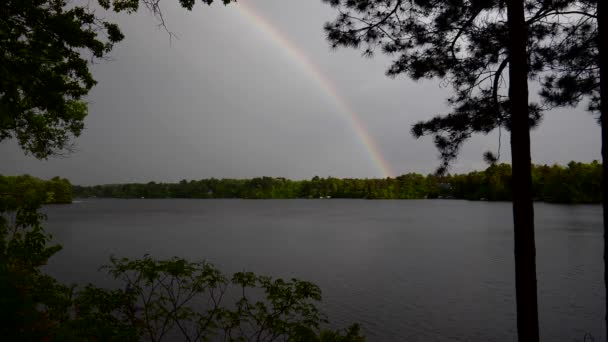 Rainbow Atteint Travers Lac — Video