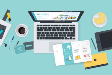 Yaratıcı çalışma alanı kavramı, üst görünüm. Grafik ve web sitesi tasarımı ve geliştirme, yaratıcı süreç, iş planlama, strateji ve sunum, internet pazarlama için düz tasarım vektör illüstrasyon